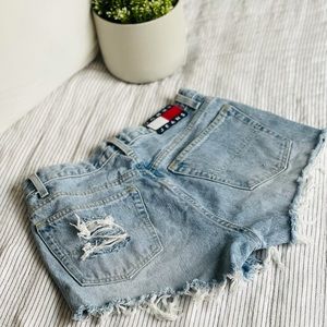 tommy hilfiger shorts !!